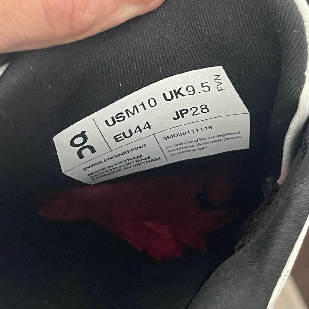 On Running Cloudstratus 3 Road Running Sneaker - Picture 9 of 10
